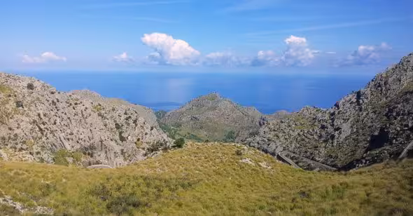 http://www.turismepetit.com/lugares-por-precio/de-veintiun-euros-en-adelante/excursion-vuelta-isla-soller-y-la-calobra/