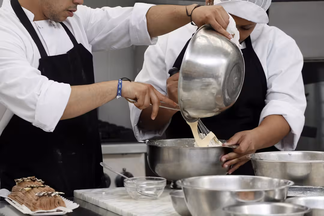 Els beneficiaris han après les tècniques bàsiques de la professió de cambrer.