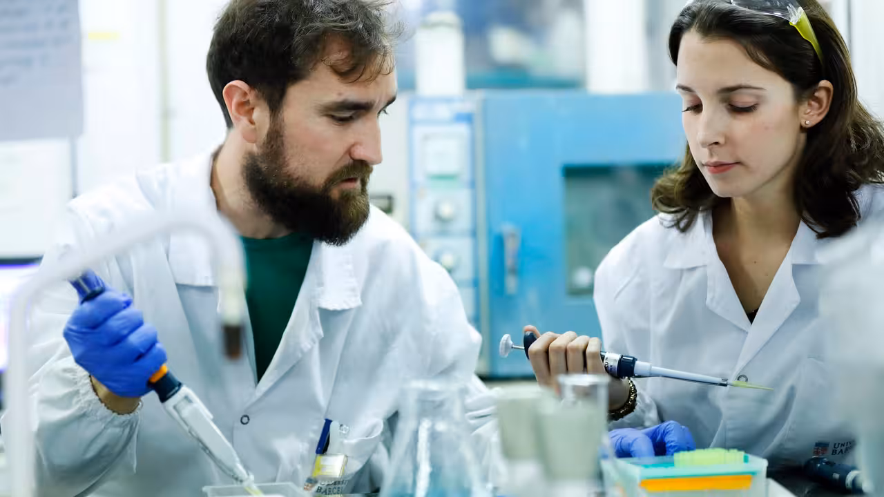 Investigadores del proyecto Nuevos activadores de HRI para el tratamiento de la diabetes mellitus de tipo 2 (Fundación Bosch i Gimpera, Universidad de Barcelona). 
En la cuarta convocatoria de CaixaImpulse se presentaron 85 iniciativas, 73 de las cuales proceden de 61 centros de investigación, universidades u hospitales de España, 7 de Portugal, 4 de Italia y 1 de Grecia. Una vez valorados los proyectos, el comité de expertos seleccionó 20, de los cuales 4 se enmarcan dentro del campo de las ciencias de la vida, y 16 pertenecen a las ciencias médicas y de la salud.
En esta edición ha habido dos novedades: la ampliación del programa al resto de países europeos, con el apoyo del European Institute of Technology - Health, el consorcio europeo líder en innovación en biomedicina; y el incremento de las ayudas hasta un máximo de 100.000 euros.
El programa de CaixaImpulse de la Obra Social "la Caixa" está coorganizado con CaixaCapital Risc. Con este proyecto, ambas instituciones ponen su experiencia en los ámbitos de la investigación, la creación, el desarrollo y la inversión en empresas en fases iniciales al servicio de un objetivo compartido: la transferencia de los resultados de la investigación a la sociedad.