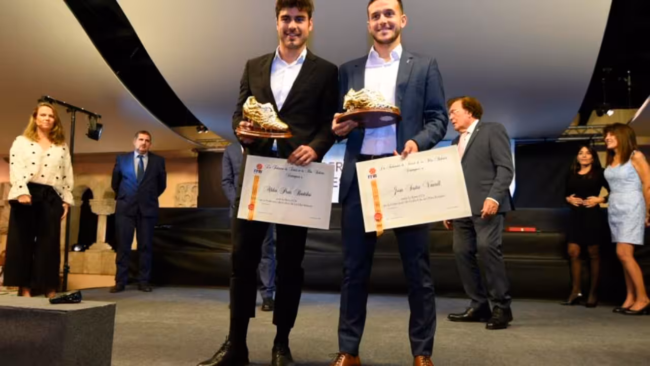 Abdón y Joan Sastre con las "Botas de Oro"