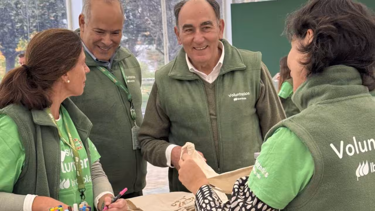 el presidente de Iberdrola Ignacio Galan junto a voluntarios de la compañía