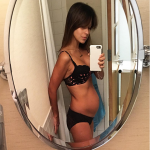 Selfie de la mallorquina Hilaria Baldwin para mostrar su cuerpo tras el tercer parto