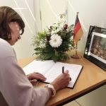 Armengol firma en el libro de condolencias del Consulado alemán