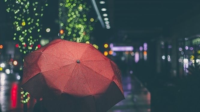 paraguas rojo bajo la lluvia