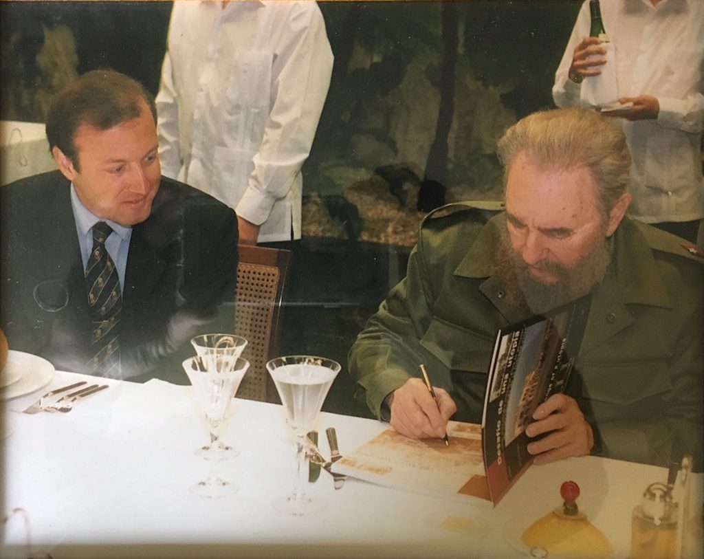 Joan Mesquida con Fidel Castro