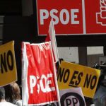 Los militantes del PSOE del "No es No" se manifientan en Ferraz