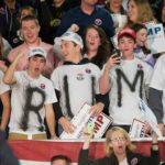 Los seguidores de Trump celebran la victoria al grito de "hagamos el muro"