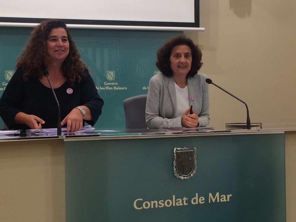 Pilar Costa y Fina Santiago en el Consell de Govern hablan de la situación con Podemos