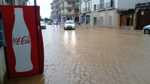 coche inundado en campos