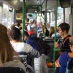 Peligro en los autobuses de Mallorca: pasajeros de pie en plena carretera