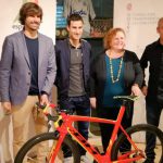 Mario Mola entrega la bicicleta de Campéon del Mundo al Govern Balear