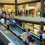 Los residentes en Baleares reducen su consumo en el comercio mientras los turistas lo aumentan