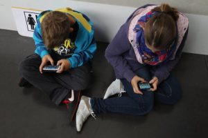 Niños de 10 a 15 años con internet fuera de casa
