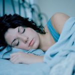 Los beneficios de dormir una hora más por las noches