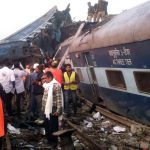 Más de un centenar de muertos al descarrilar un tren en la India