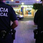 Un carterista de la Playa de Palma ataca a un agente de la Policía Local con su propia porra