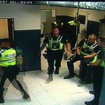 El policía de la patada al detenido esposado se libra de entrar en la cárcel