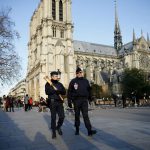 Dos detenidos en París tras encontrar un coche con explosivos junto a Notre Dame