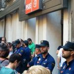 La Policía forma un cordón de seguridad para proteger a los miembros del PSOE