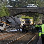 Al menos cuatro muertos y  47 heridos al descarrilar un tren en Pontevedra