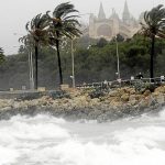 Mallorca y Menorca empezarán la semana en riesgo por fenómenos costeros y viento