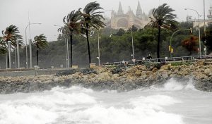 Mallorca y Menorca empezarán la semana en riesgo por fenómenos costeros y viento