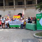 Un centenar de personas protestan ante el Consolat contra la imposición del catalán