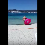 La pelea entre una turista británica y su flotador en Eivissa