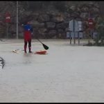 VIDEO/ Hacen paddle surf en una rotonda inundada