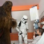 Personajes de Star Wars visitan a los niños ingresados en el Hospital de Son Espases