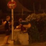 Esto es un turista de s'Arenal en actitud de defecar en plena calle