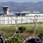 Un preso de la cárcel de Palma lanza un televisor y agrede a cuatro funcionarios