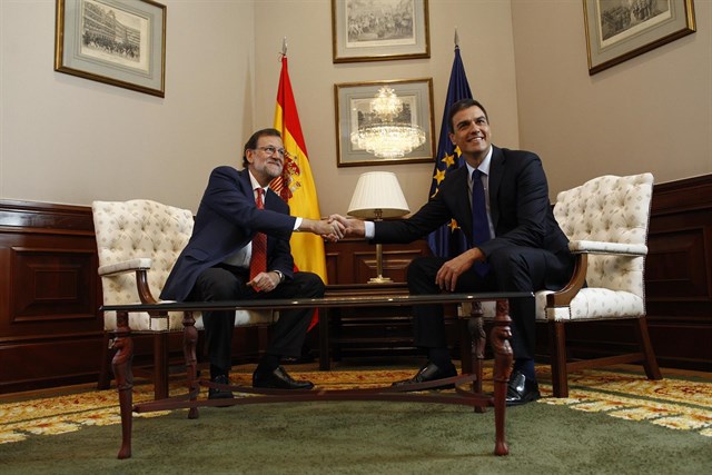 rajoy y sanchez estrechan la mano