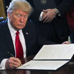 Un tribunal federal rechaza levantar la paralización al veto migratorio de Trump...