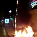 Arde una motocicleta de reparto obligando a desalojar un restaurante