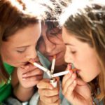 Los jóvenes españoles empiezan a fumar a partir de los 14 años