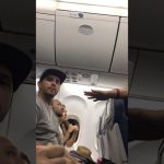 Expulsan a una familia de un vuelo por negarse a ceder la butaca del bebé