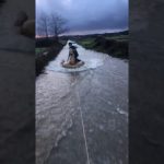Practican esquí acuático en una carretera inundada