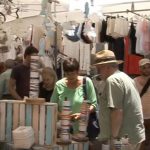 Centenares de turistas visitan el mercado semanal de Santanyí