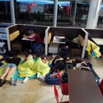 Niños y jóvenes de Mallorca abandonados por Vueling en el aeropuerto de Valencia