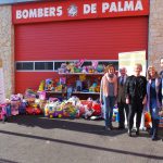 Fundación ASIMA regala un camión de juguetes a los niños de la barriada de sa Indioteria