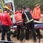 Los Bomberos rescatan a un hombre tras caerse por una zona de rocas en Calvià
