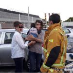 Los Bomberos rescatan a un bebé atrapado en el interior de un coche