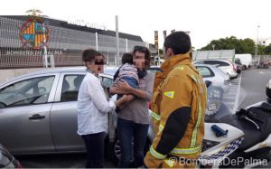 rescate bebé coche