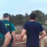 Un equipo de limpieza elimina el vertido de gasoil en S'Estany des Peix en Formentera