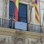 La bandera del Atlético Baleares en el balcón de Cort y Consell de Mallorca por el 75º aniversario