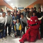 La plantilla del Real Mallorca visita el área de pediatría de Son Espases