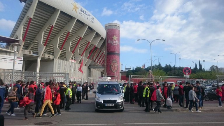 La afición increpa a la plantilla