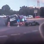 Motorista arrollado y empotrado debajo de un coche en Eivissa