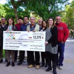 AFFARES recibe un cheque solidario de más de 12.000€ del gremio del taxi de les Pitiüses